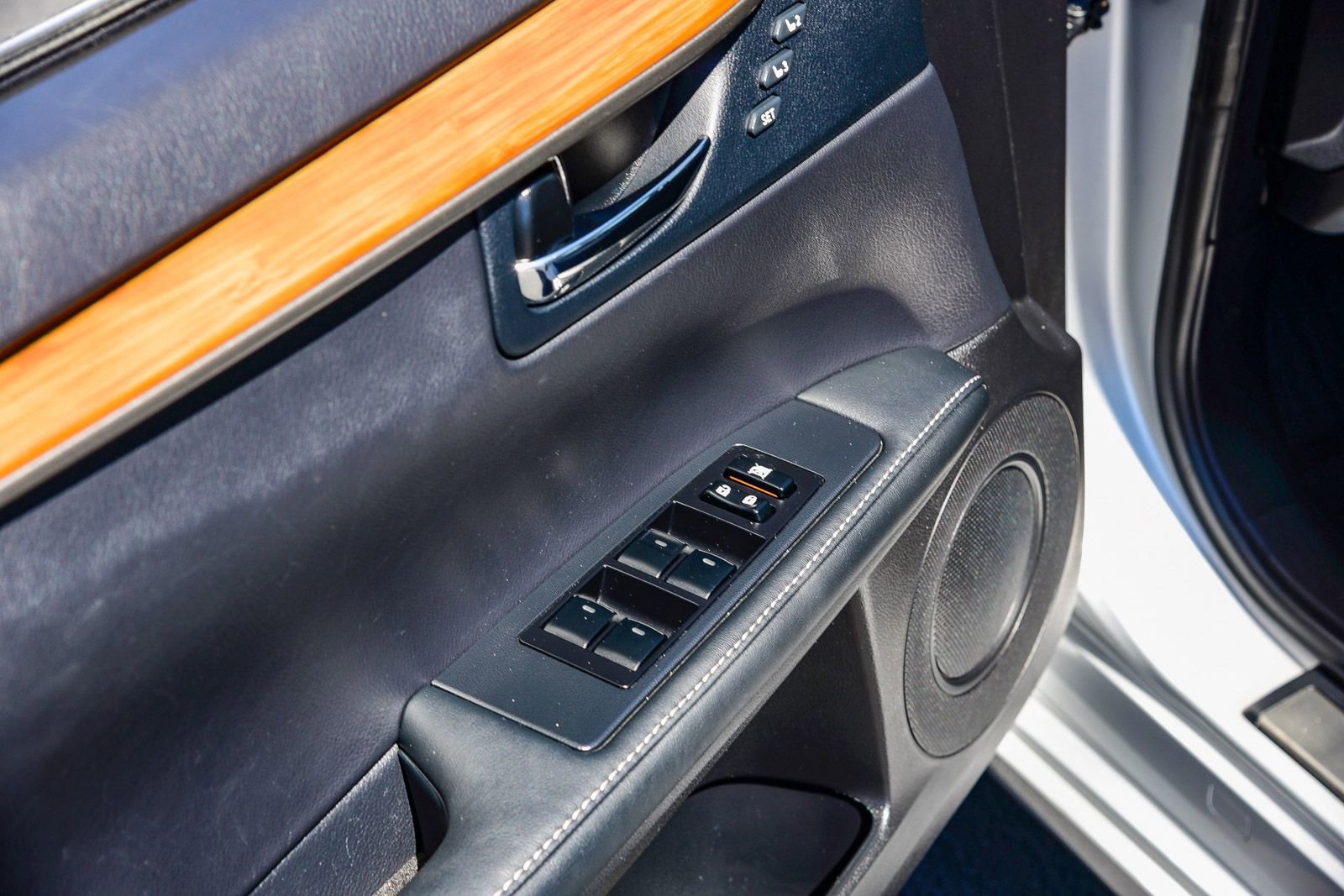 Used 2014 Lexus ES 300h w/ Luxury Package w/Bamboo Trim image 27