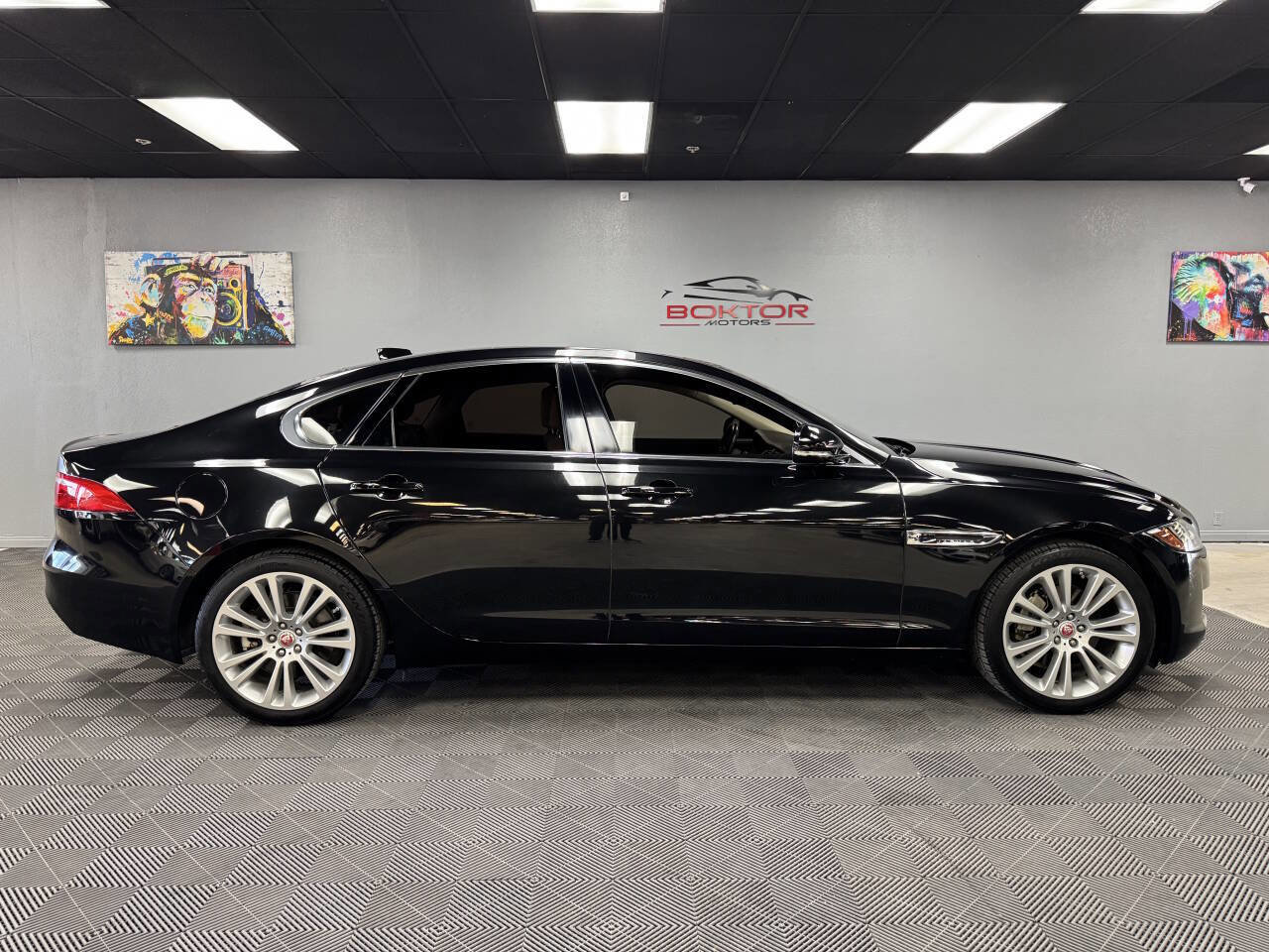 Used 2020 Jaguar XF Premium image 16