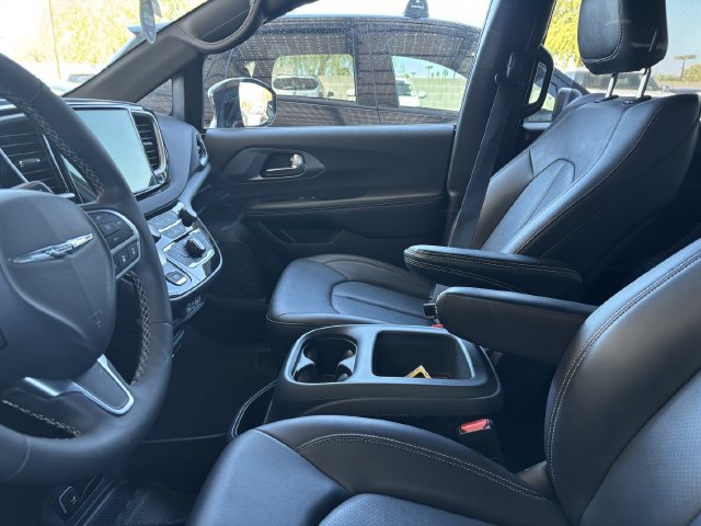 Used 2025 Chrysler Pacifica Select FWD image 14