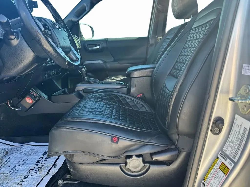 Used 2018 Toyota Tacoma TRD Off-Road w/ Technology Package image 9