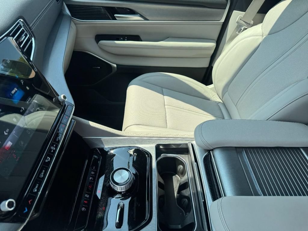 Used 2025 Jeep Wagoneer Series II AWD/4WD image 14