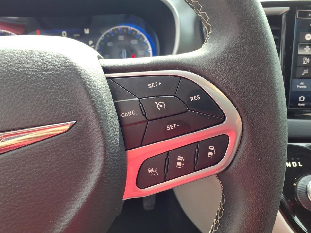 Used 2022 Chrysler Pacifica Touring-L image 14