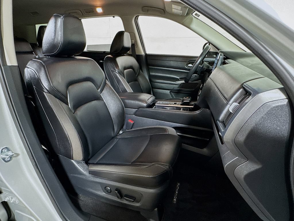 Used 2025 Nissan Pathfinder SL FWD image 28