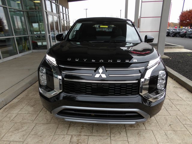 New 2025 Mitsubishi Outlander SE image 2