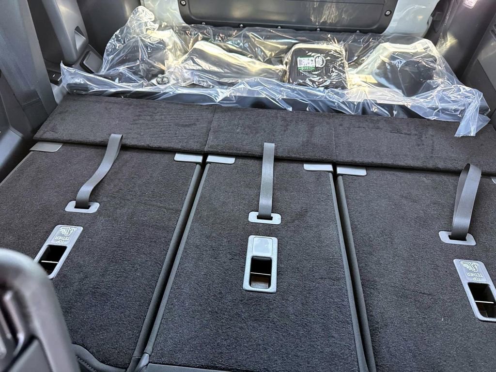 New 2025 Land Rover Defender 130 X-Dynamic SE image 13