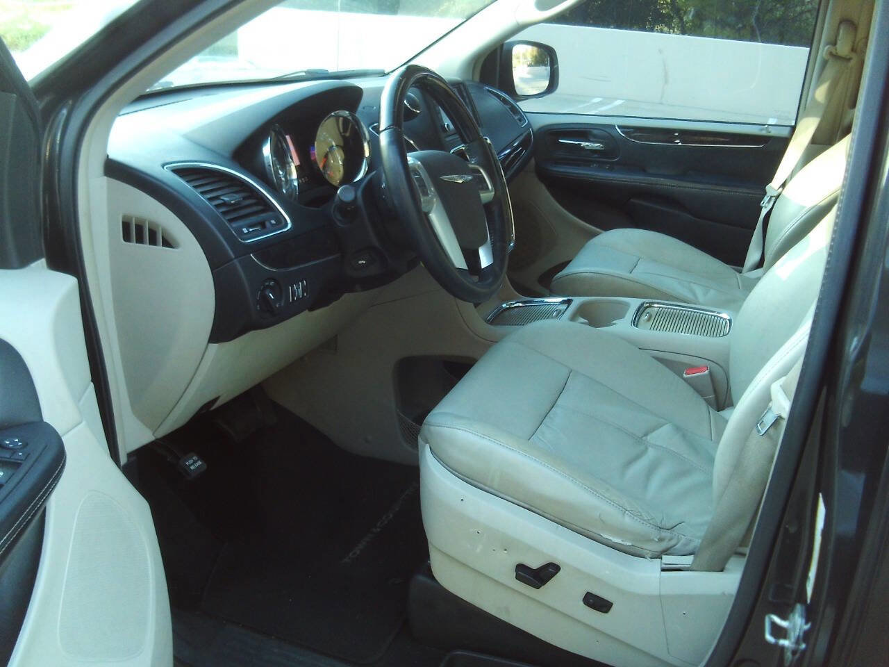 Used 2012 Chrysler Town & Country Limited w/ Luxury Group image 13