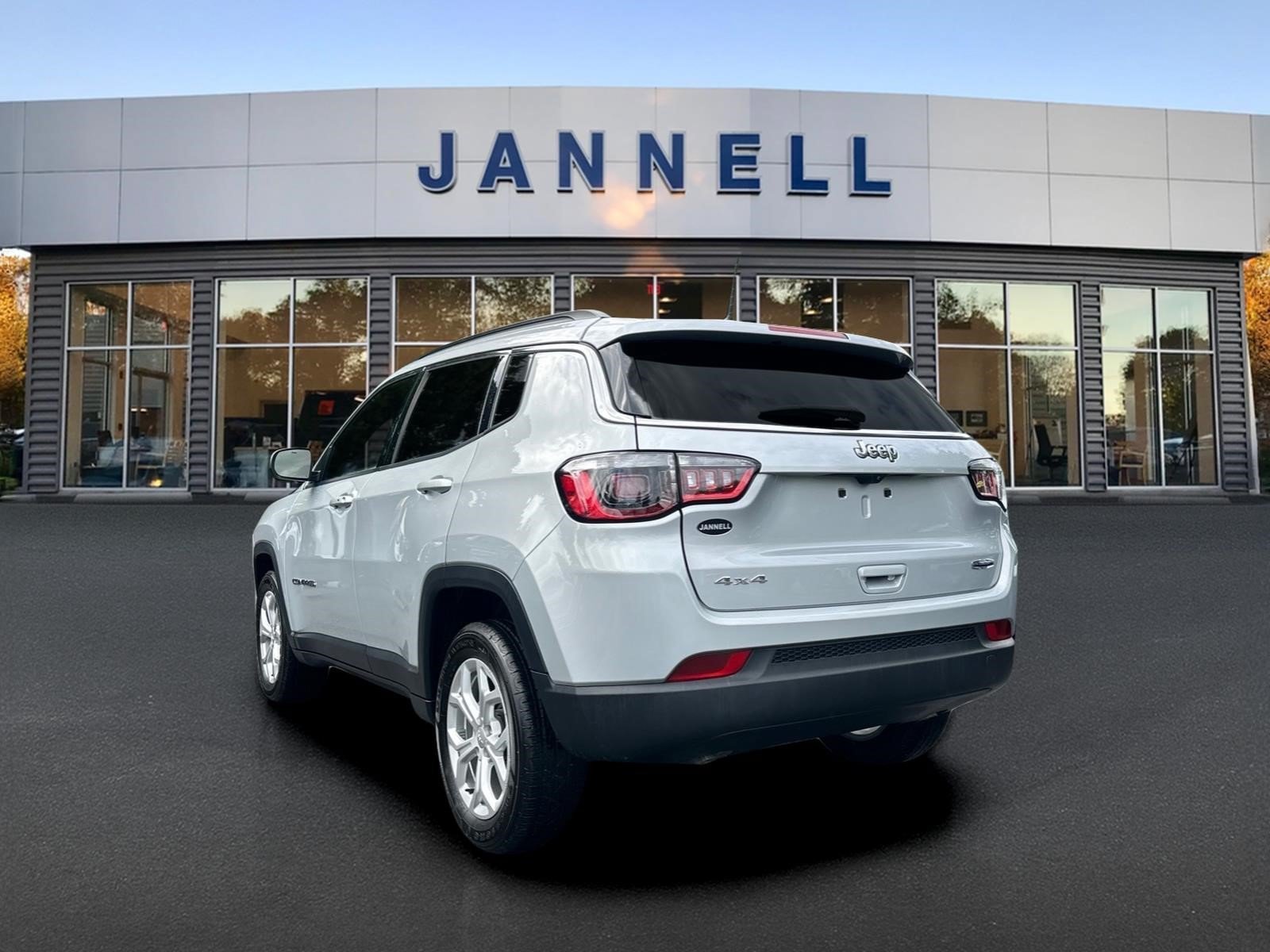 Used 2024 Jeep Compass Latitude w/ Convenience Group AWD/4WD image 7