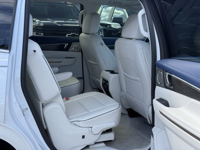 Used 2025 Buick Enclave Avenir image 34