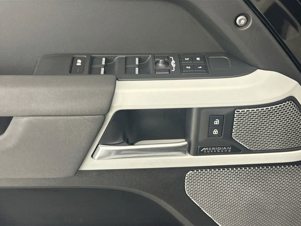 Used 2023 Land Rover Defender 130 SE image 16