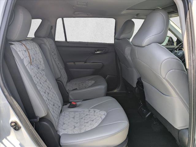 Used 2023 Toyota Highlander Bronze Edition FWD image 21