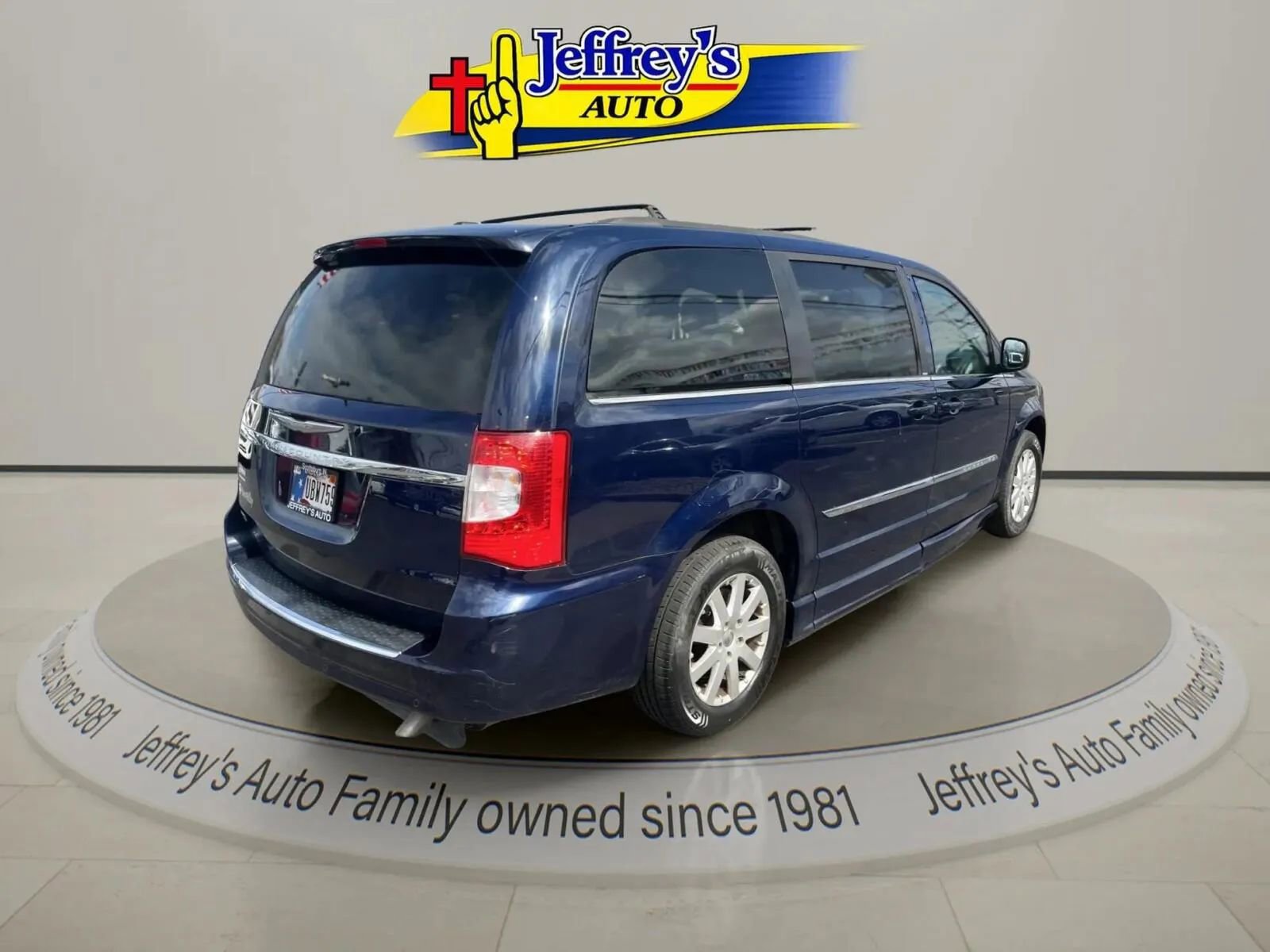 Used 2014 Chrysler Town & Country Touring image 6
