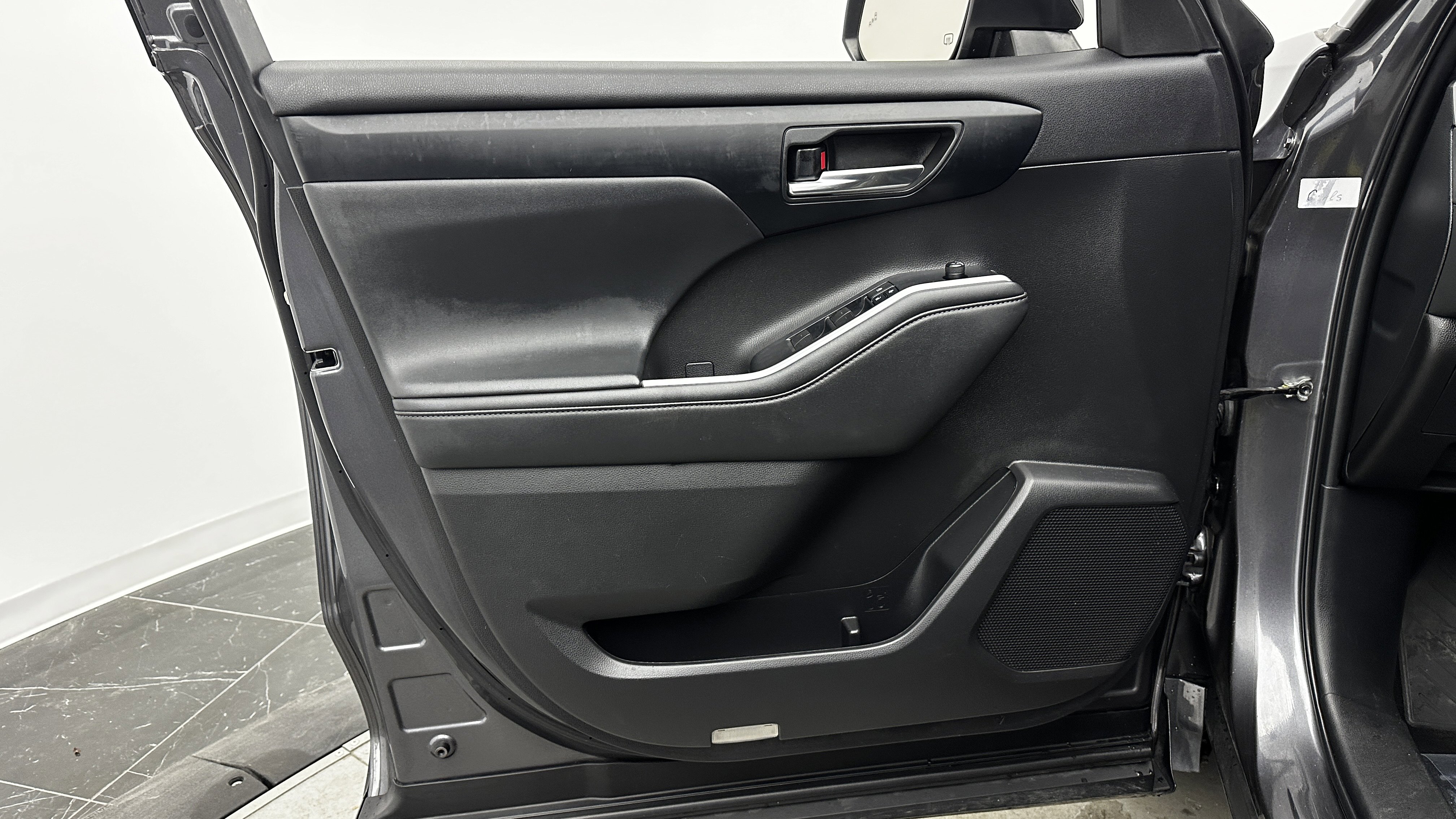 Used 2022 Toyota Highlander XLE image 11