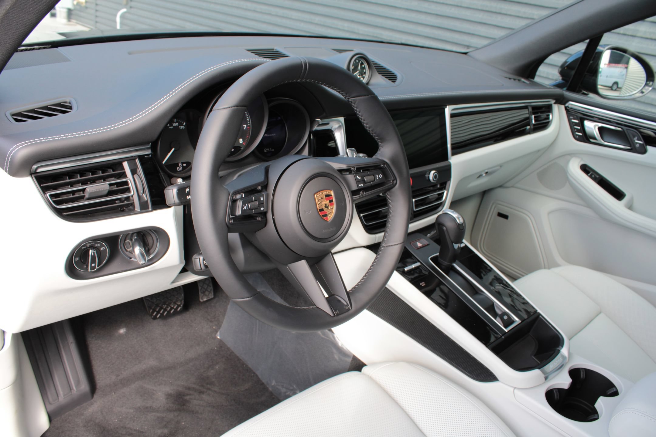 New 2026 Porsche Macan AWD/4WD image 4