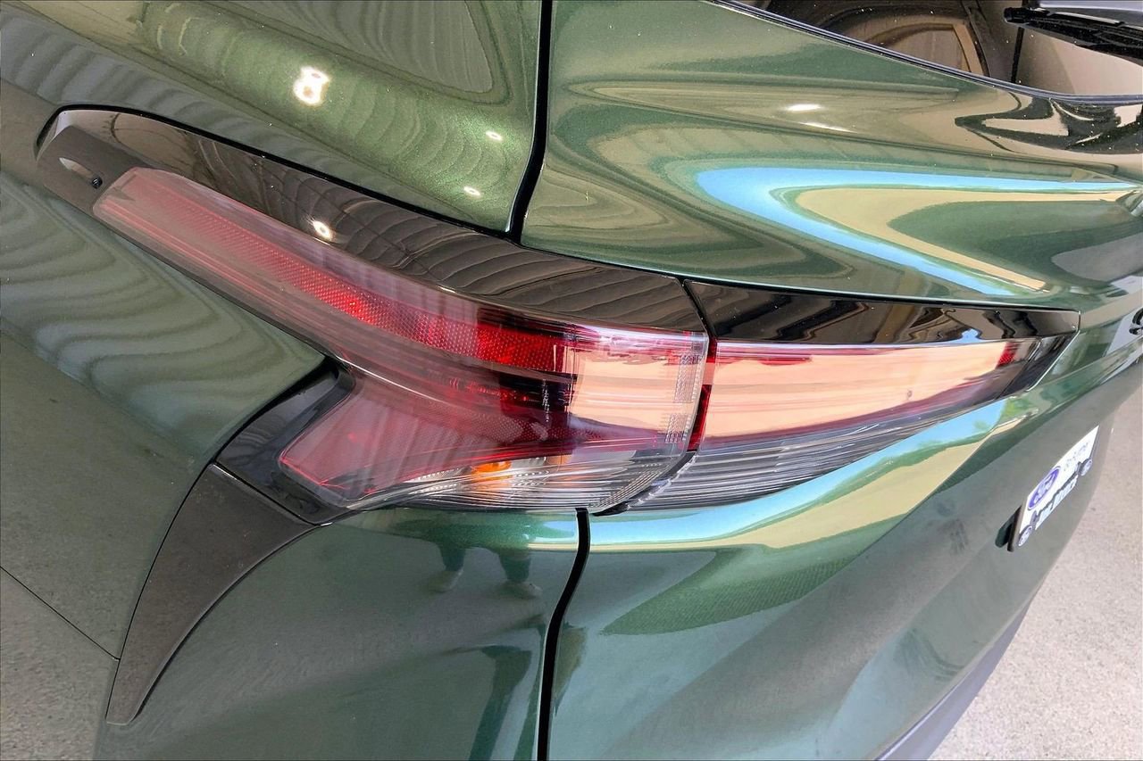 Used 2024 Toyota Sienna LE image 29