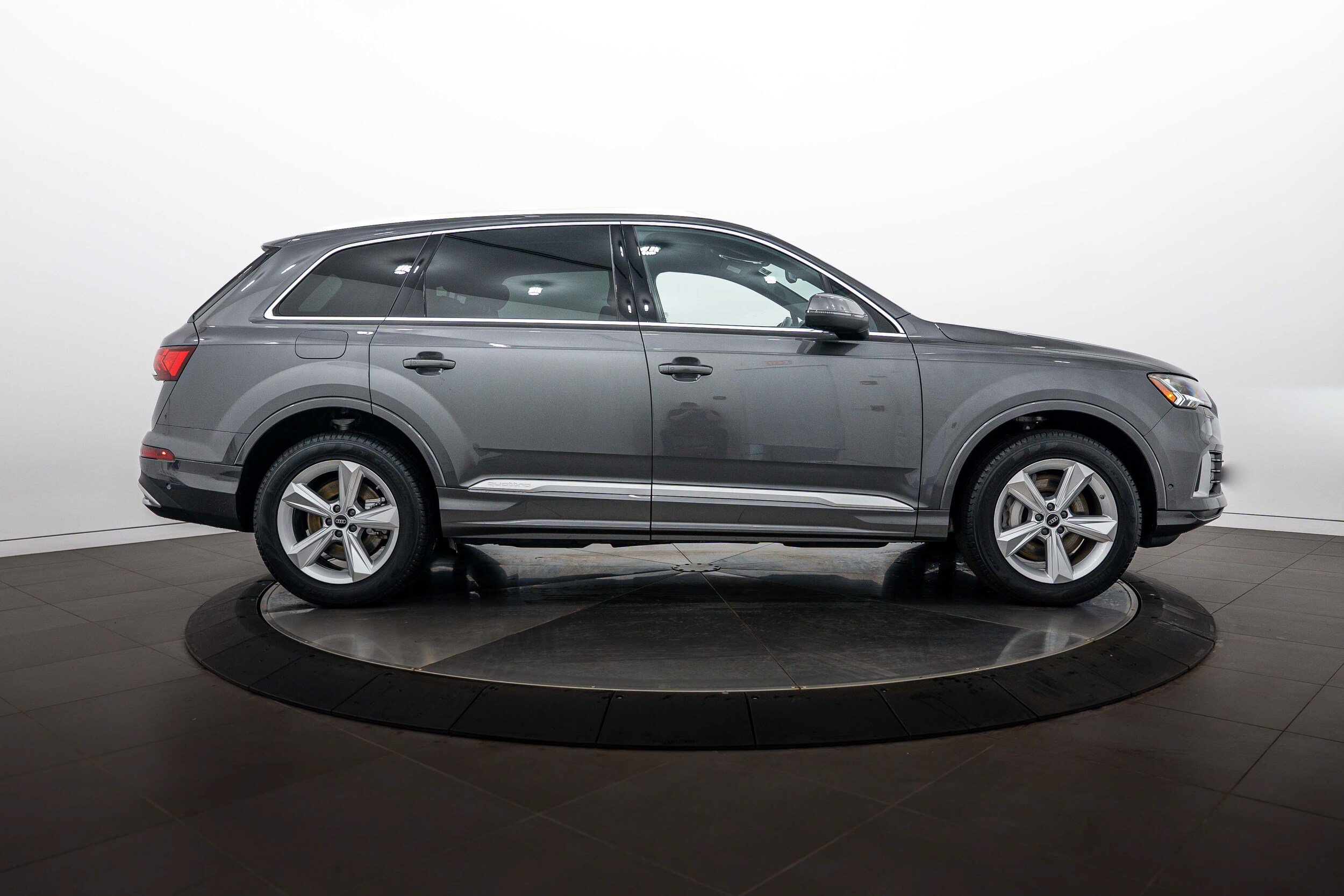 Used 2023 Audi Q7 2.0T Premium Plus w/ Premium Plus Package AWD/4WD image 3