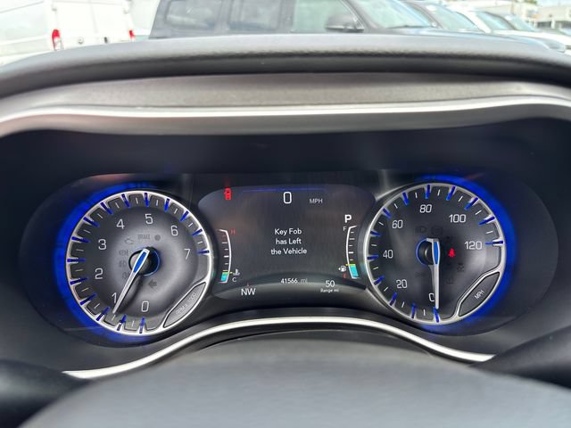 Used 2024 Chrysler Pacifica Touring-L FWD image 19