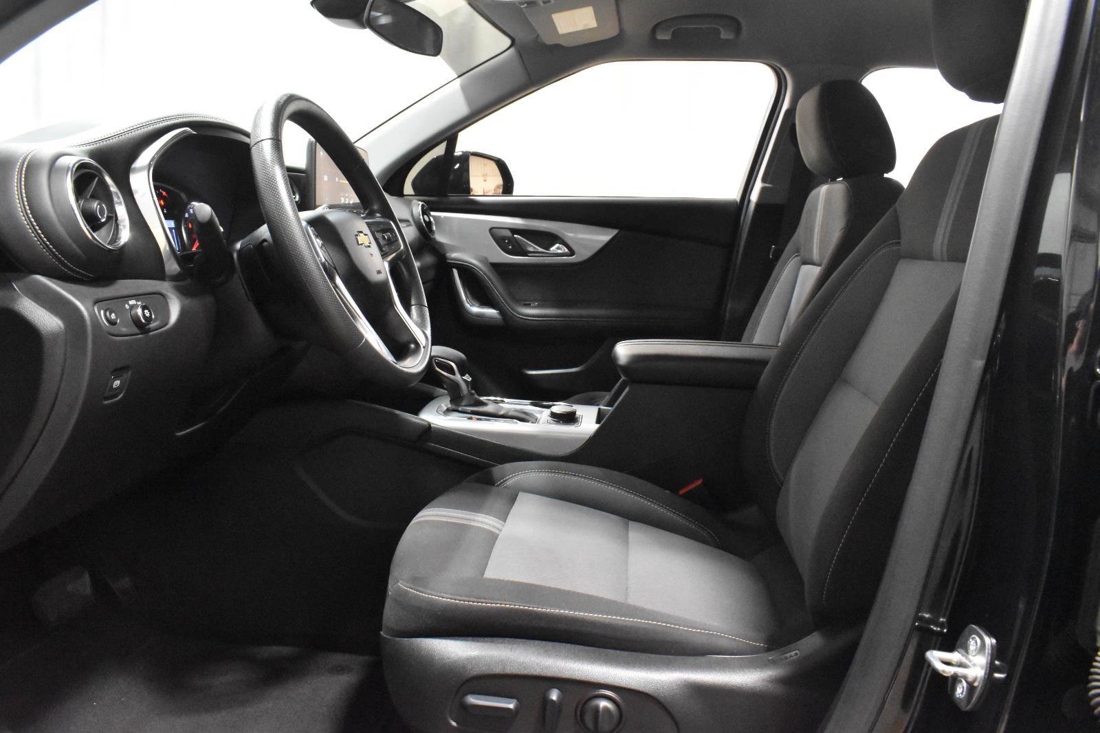 Used 2023 Chevrolet Blazer LT image 3