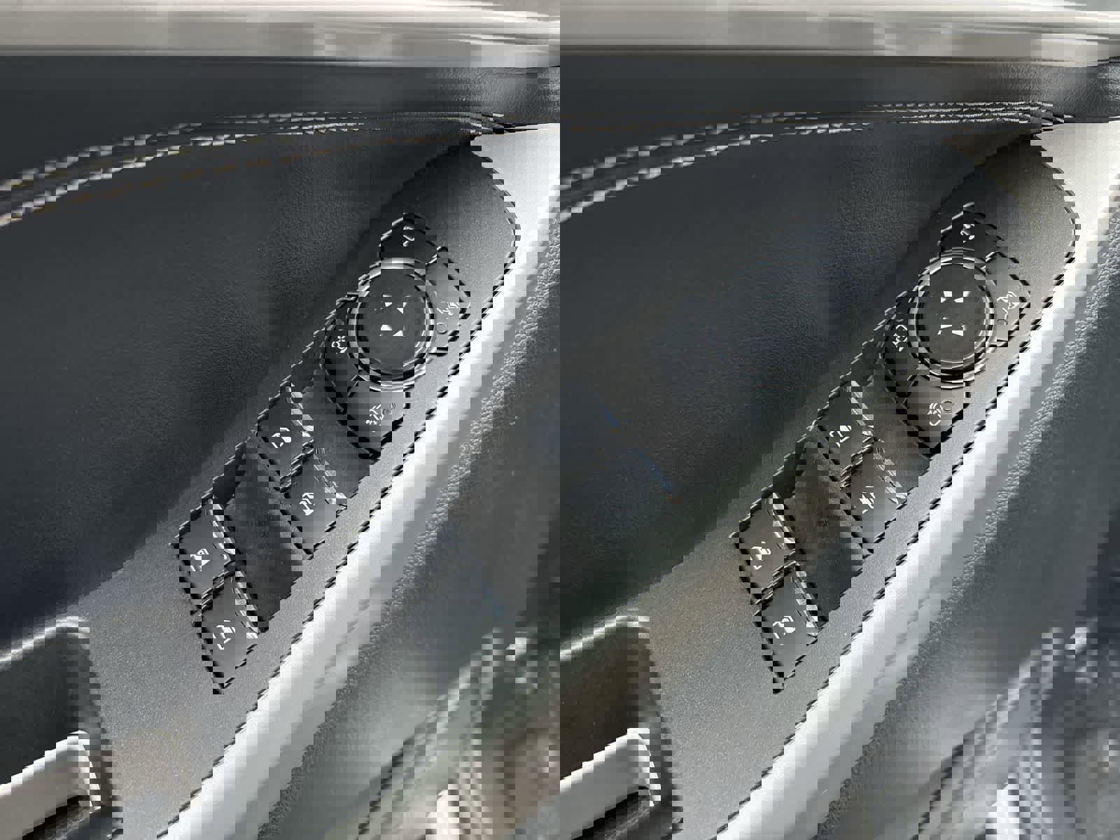 Used 2023 Ford Explorer Limited image 11