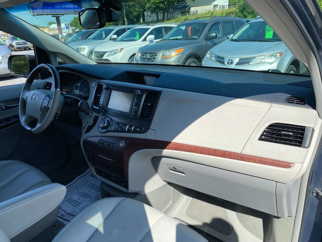 Used 2013 Toyota Sienna XLE w/ Premium Pkg image 34