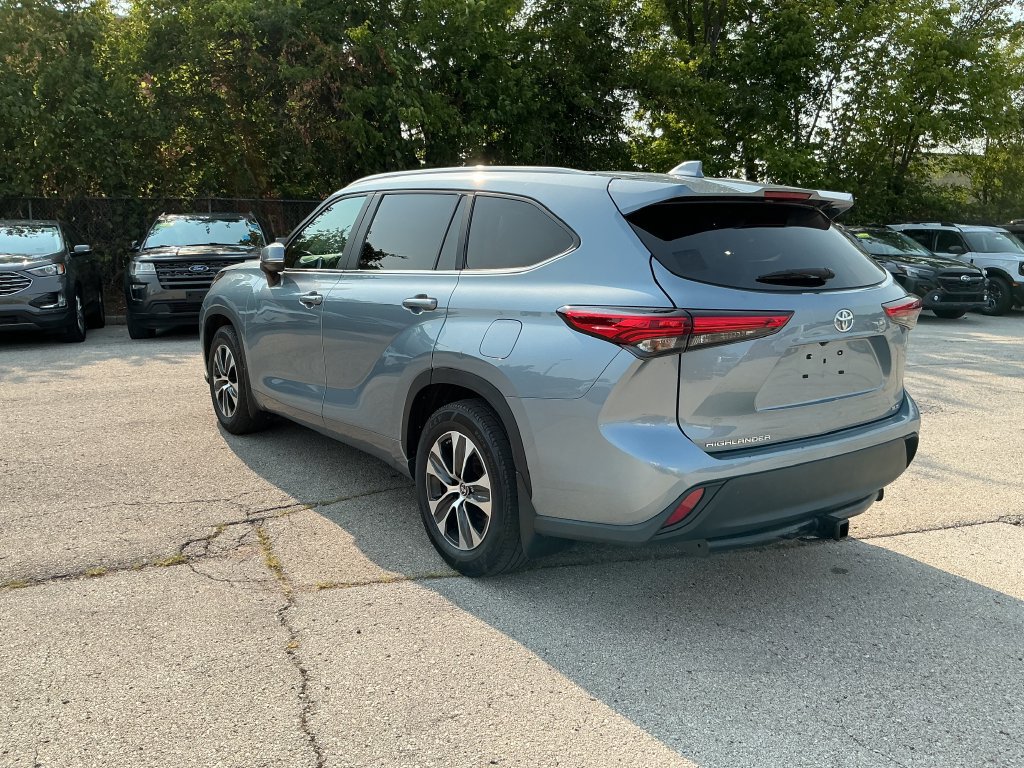 Used 2023 Toyota Highlander XLE FWD image 3
