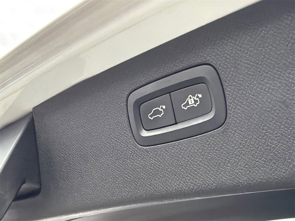 Used 2016 Volvo XC90 T6 Momentum image 10