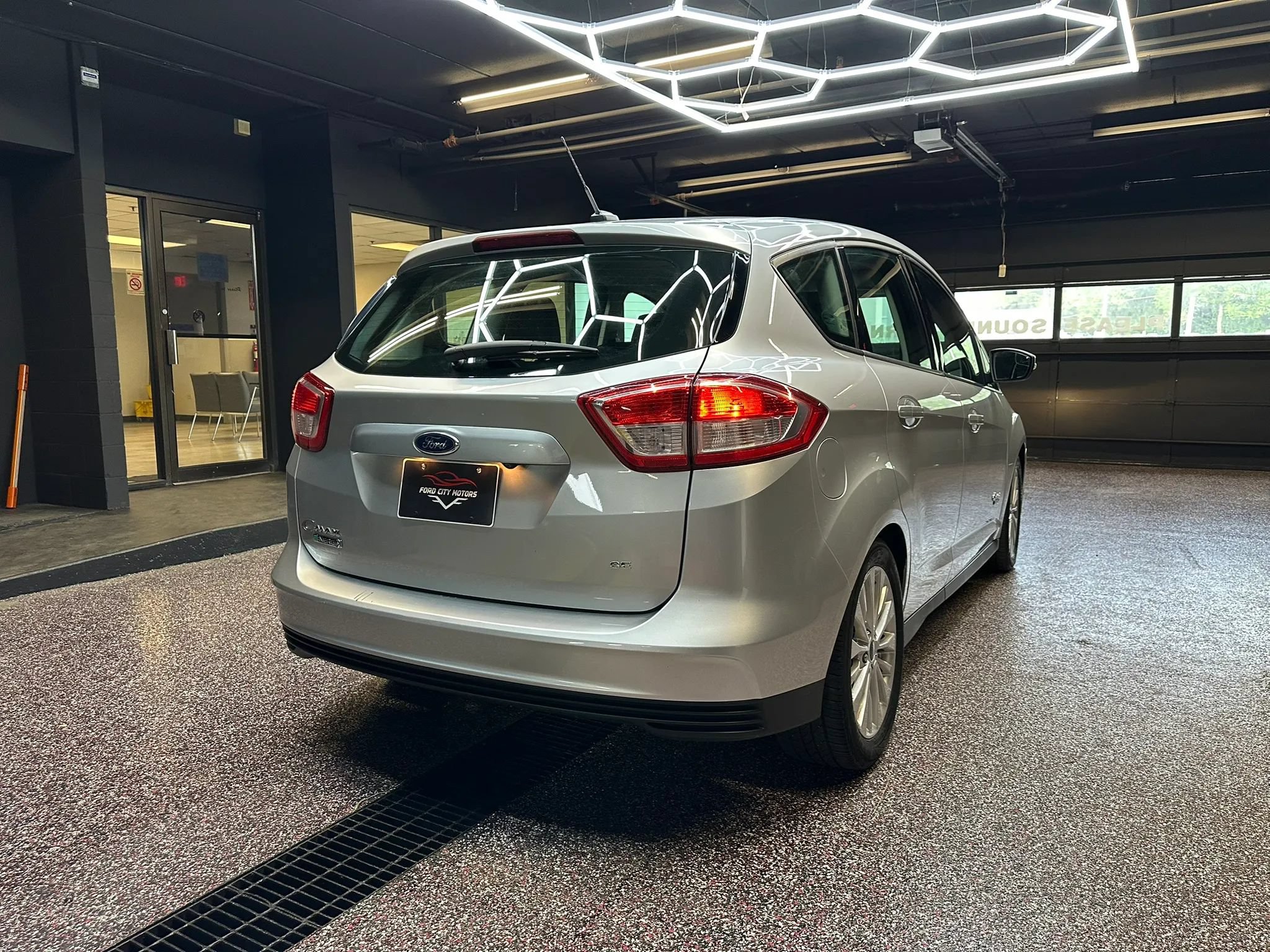 Used 2017 Ford C-MAX Energi SE w/ Equipment Group 402A FWD image 6