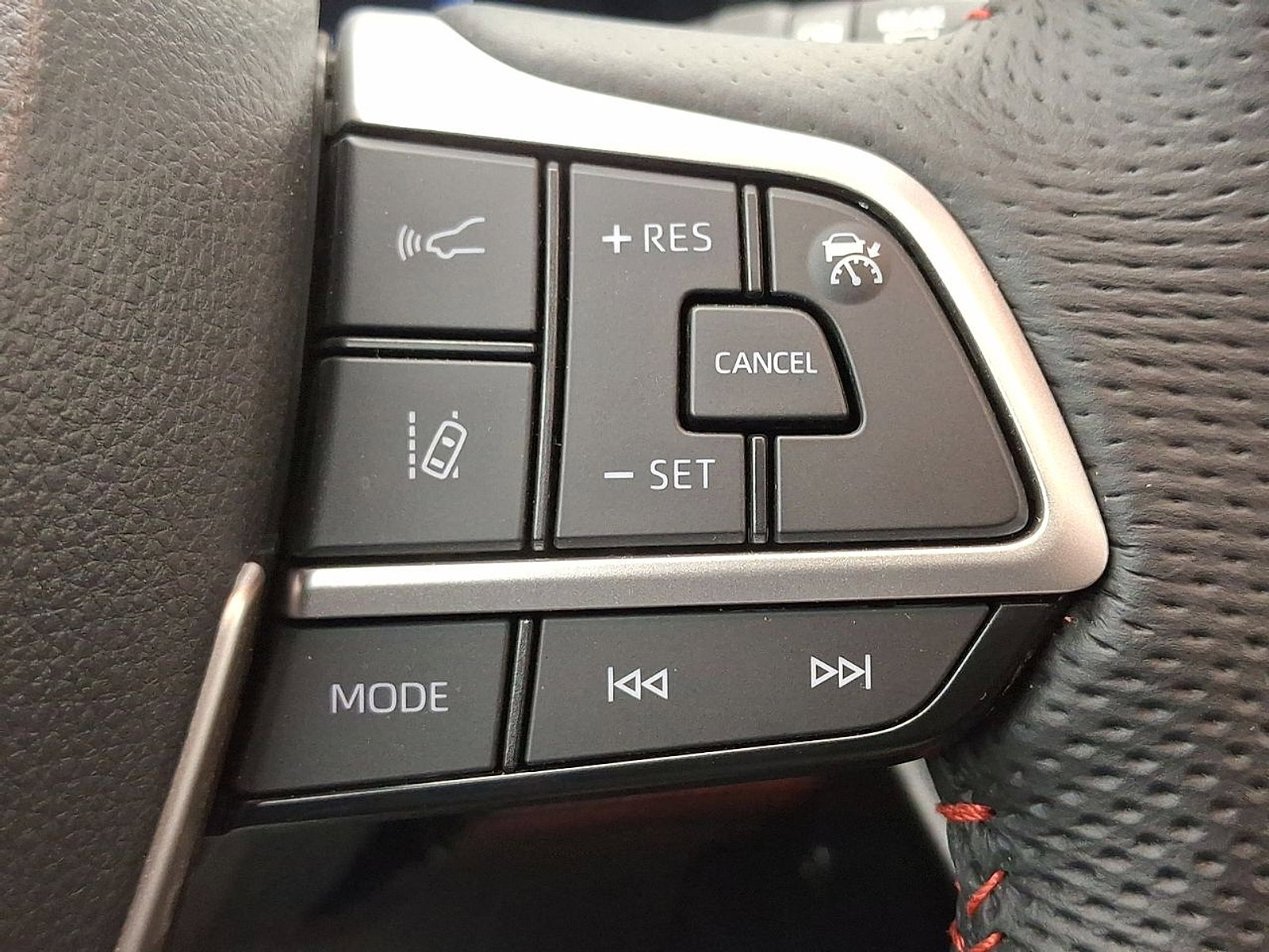 Used 2025 Toyota Sienna XSE w/ XSE Plus Package FWD image 24