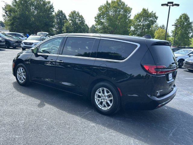 Used 2025 Chrysler Pacifica Select FWD image 6