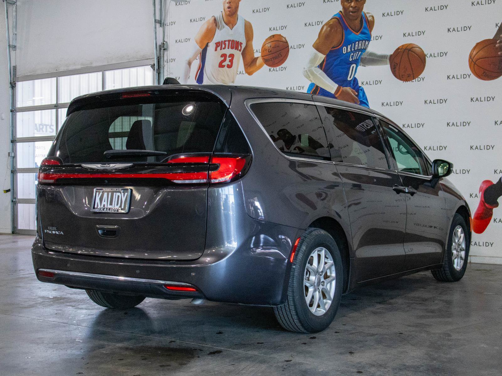 Used 2023 Chrysler Pacifica Touring-L FWD image 24