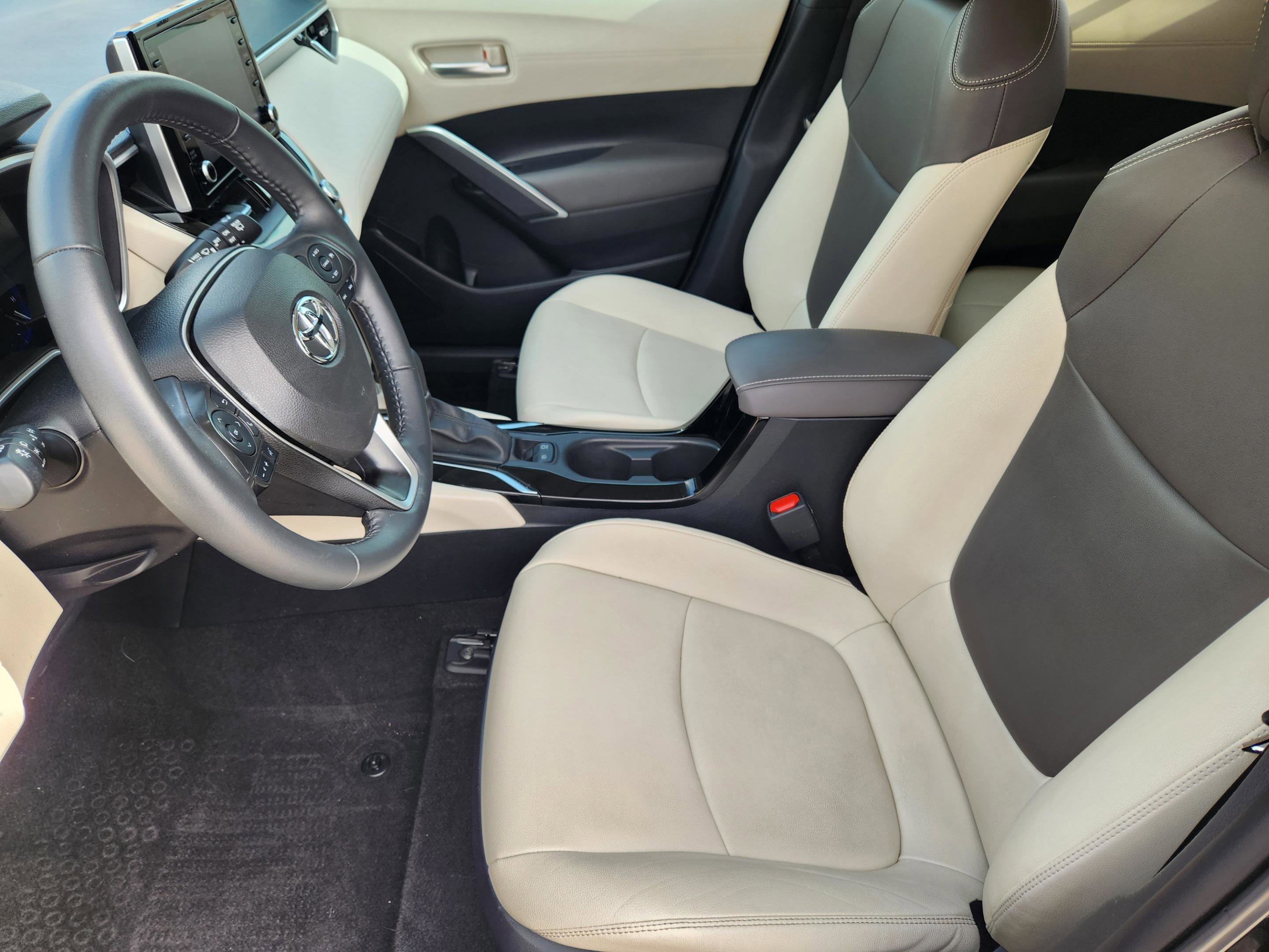 Used 2022 Toyota Corolla Cross XLE w/ Convenience Package image 13