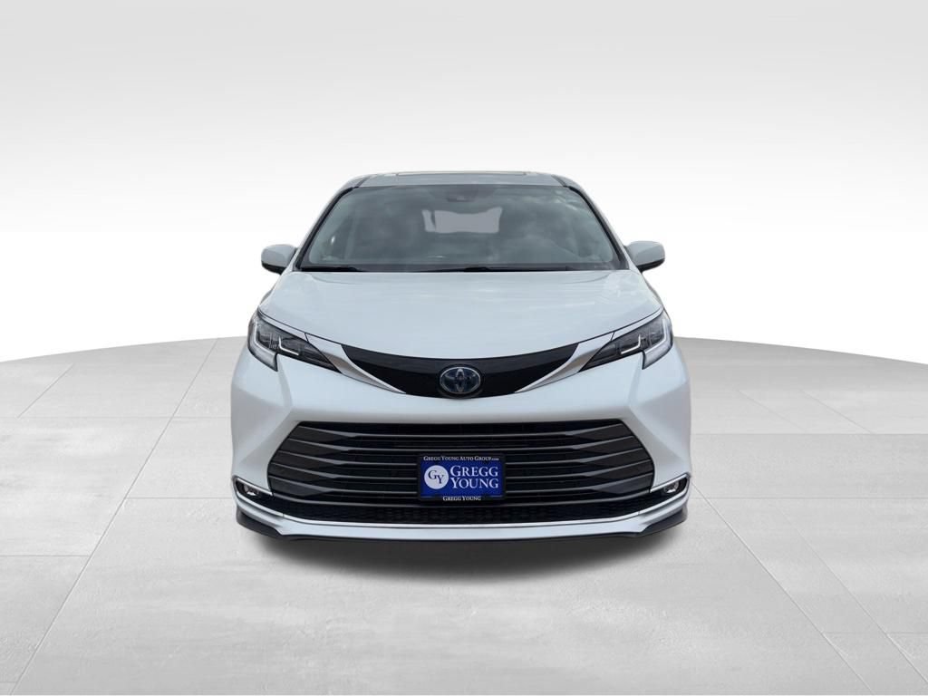 Used 2023 Toyota Sienna Limited AWD/4WD image 4