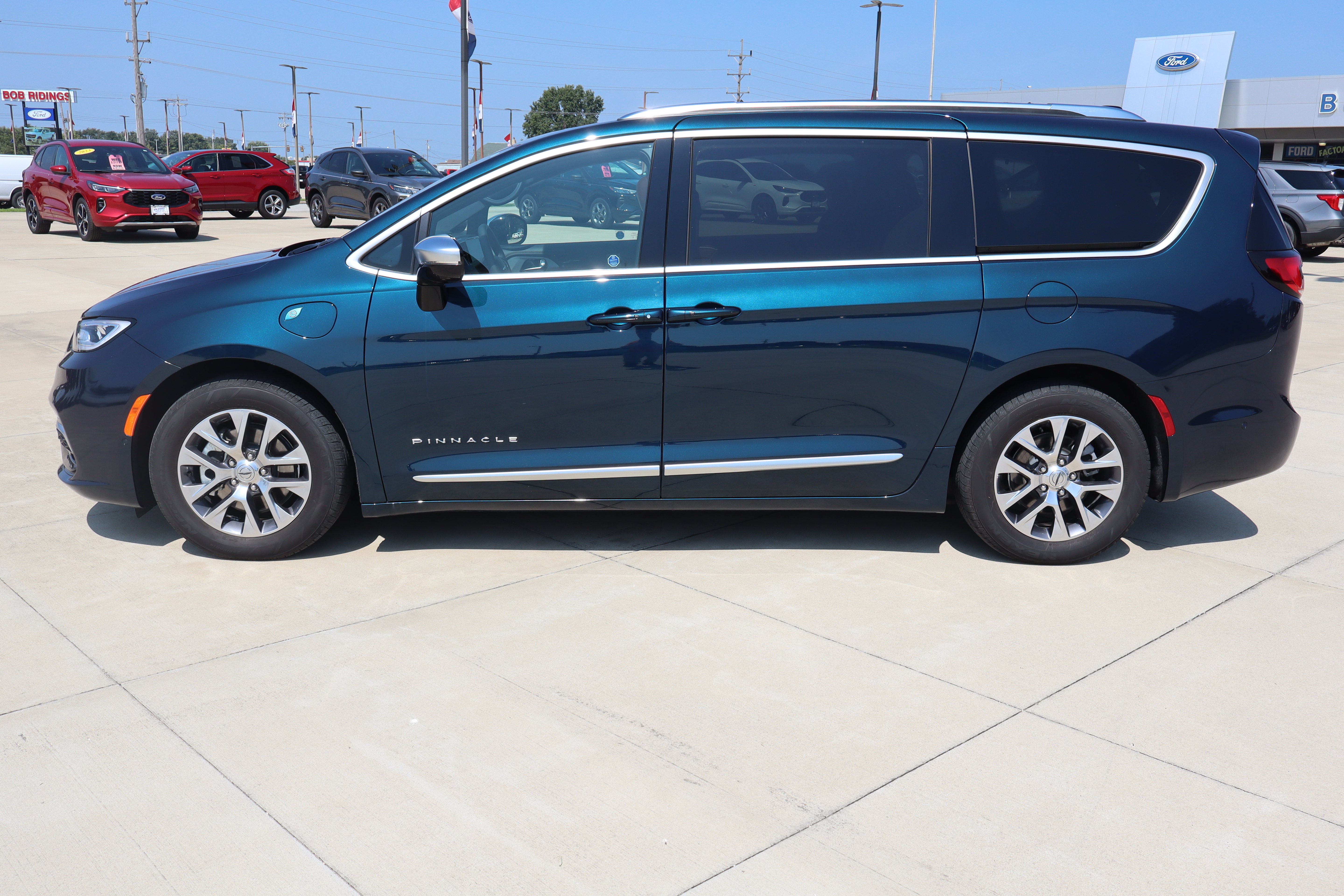 Used 2025 Chrysler Pacifica Pinnacle FWD image 8