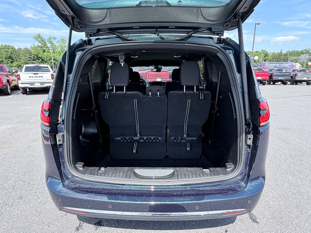 Used 2022 Chrysler Pacifica Touring FWD image 9