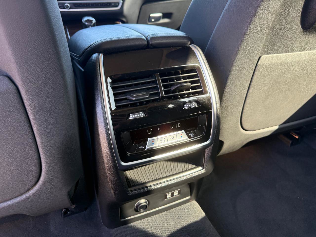 Used 2020 BMW X7 xDrive40i w/ Premium Package AWD/4WD image 34