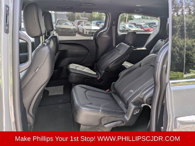 Used 2025 Chrysler Pacifica Select FWD image 13