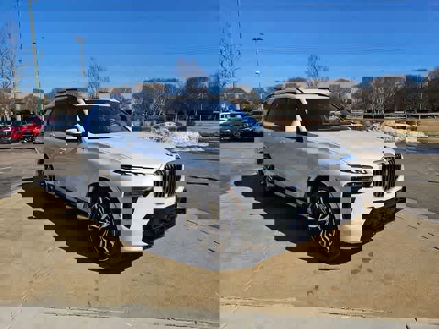 Used 2025 BMW X7 xDrive40i w/ M Sport Package image 3