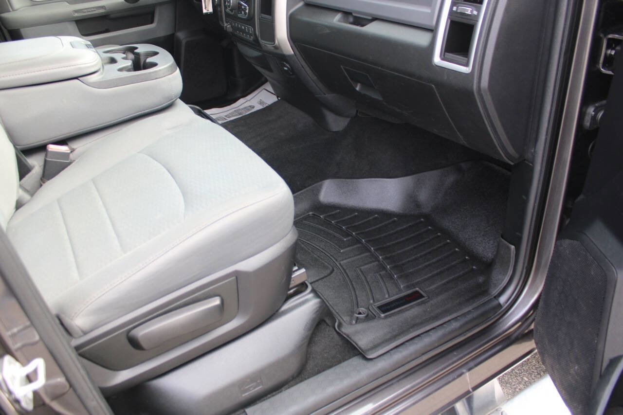 Used 2017 RAM 3500 SLT w/ Luxury Group image 41