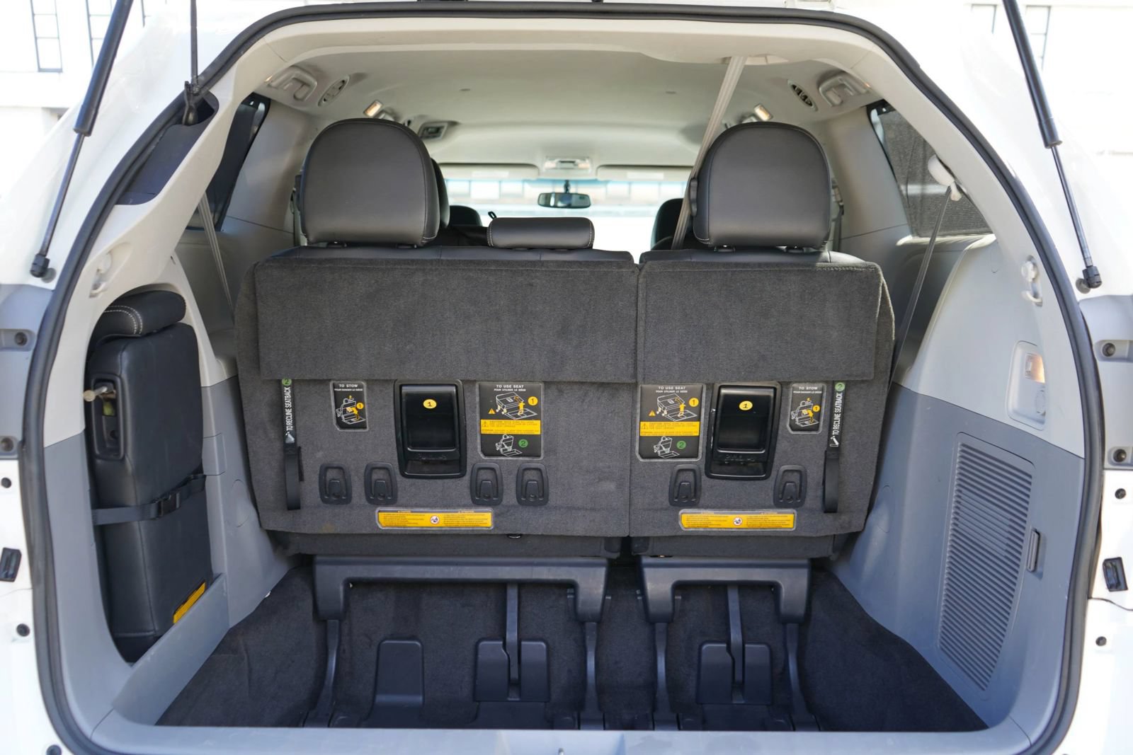 Used 2014 Toyota Sienna SE FWD image 26