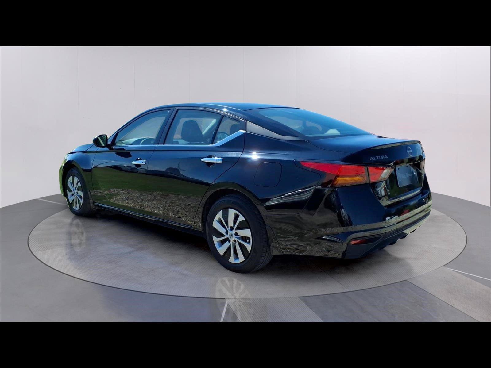 Used 2024 Nissan Altima 2.5 S FWD image 3