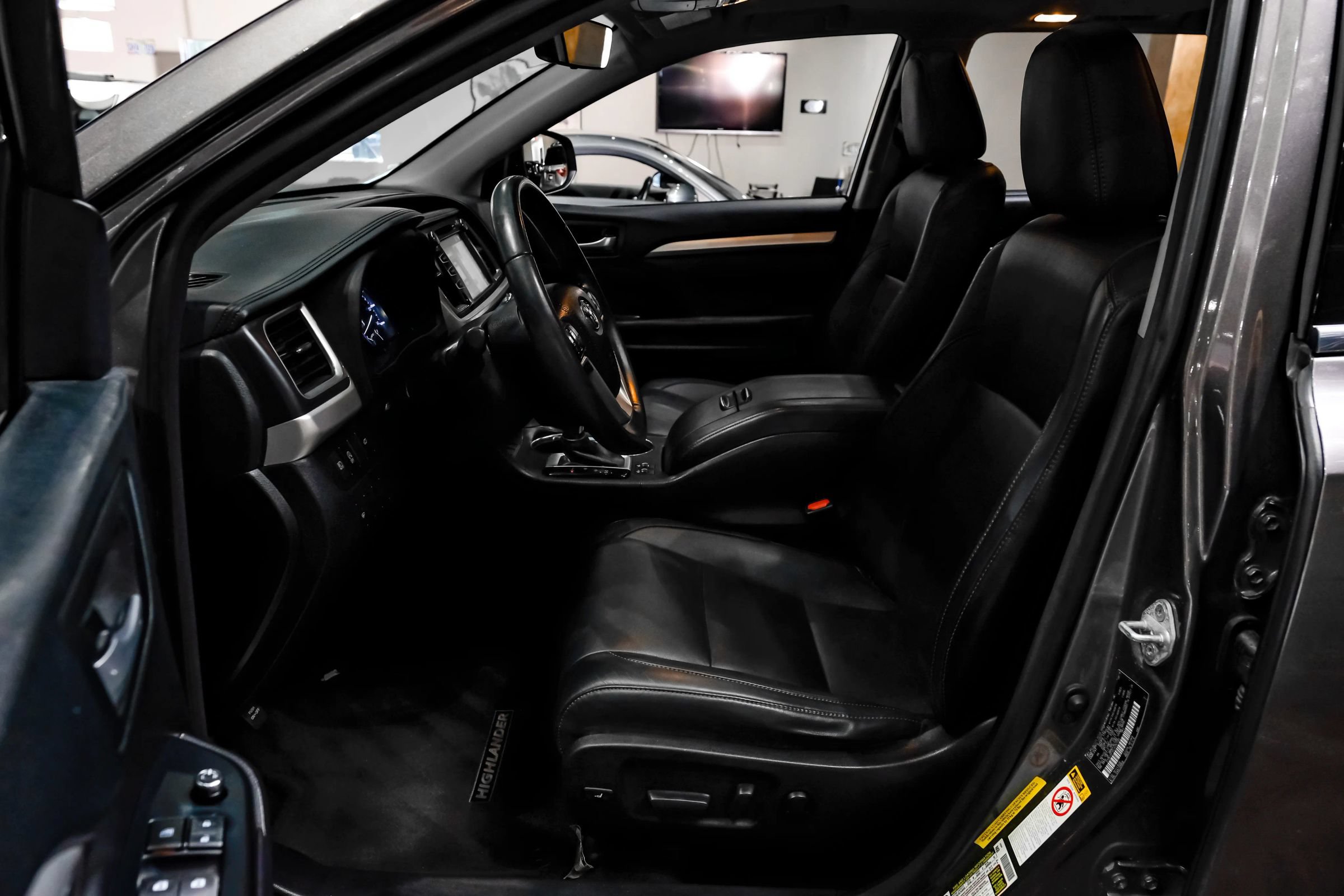 Used 2018 Toyota Highlander XLE FWD image 4