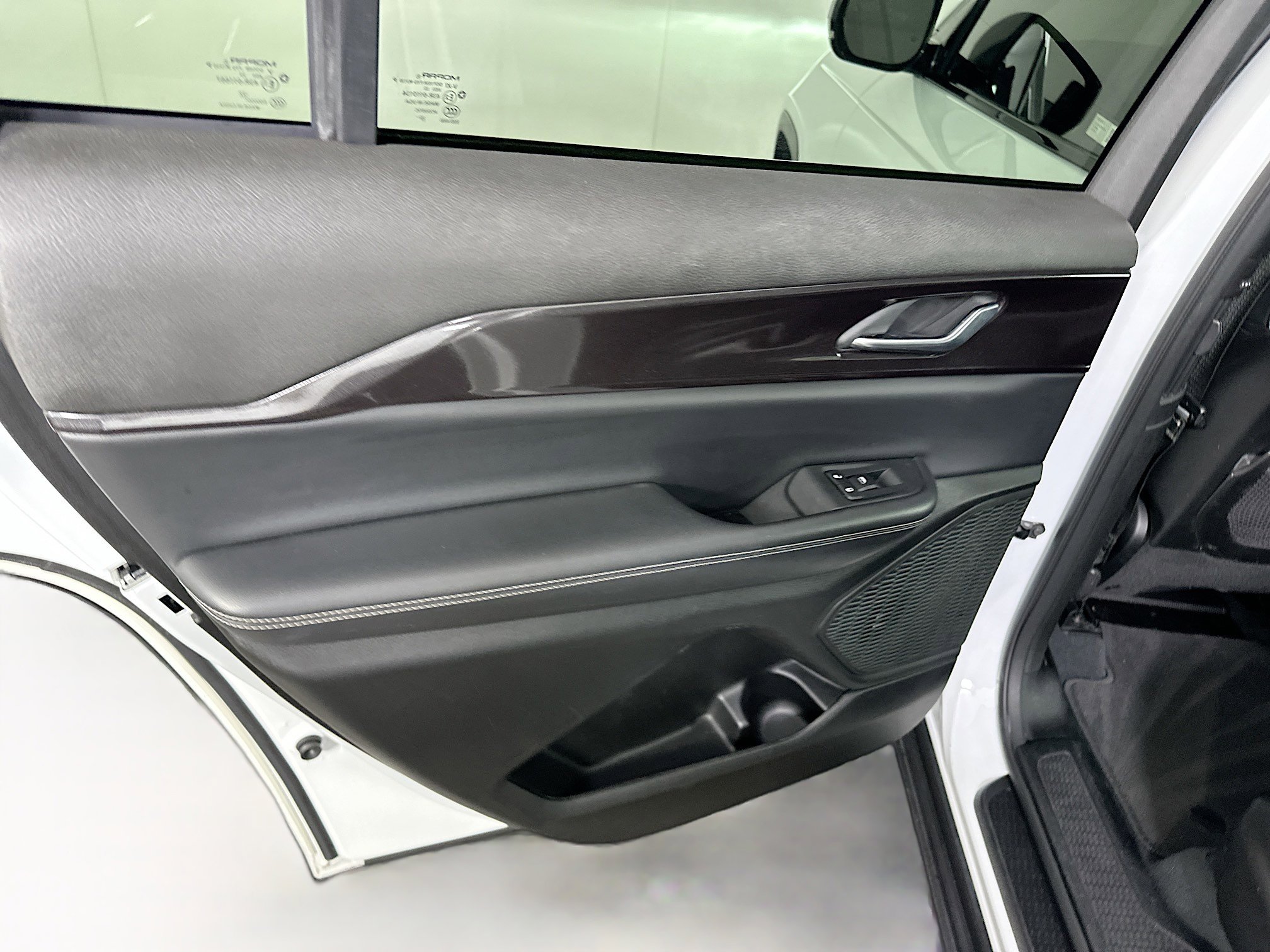 Used 2023 Jeep Grand Cherokee L Laredo RWD image 25