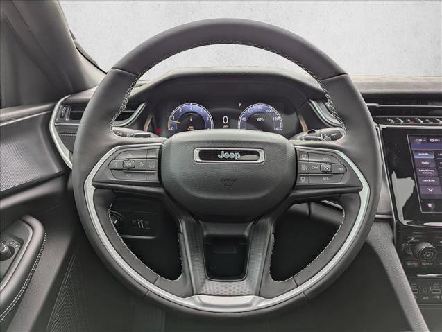 Used 2025 Jeep Grand Cherokee Laredo image 14