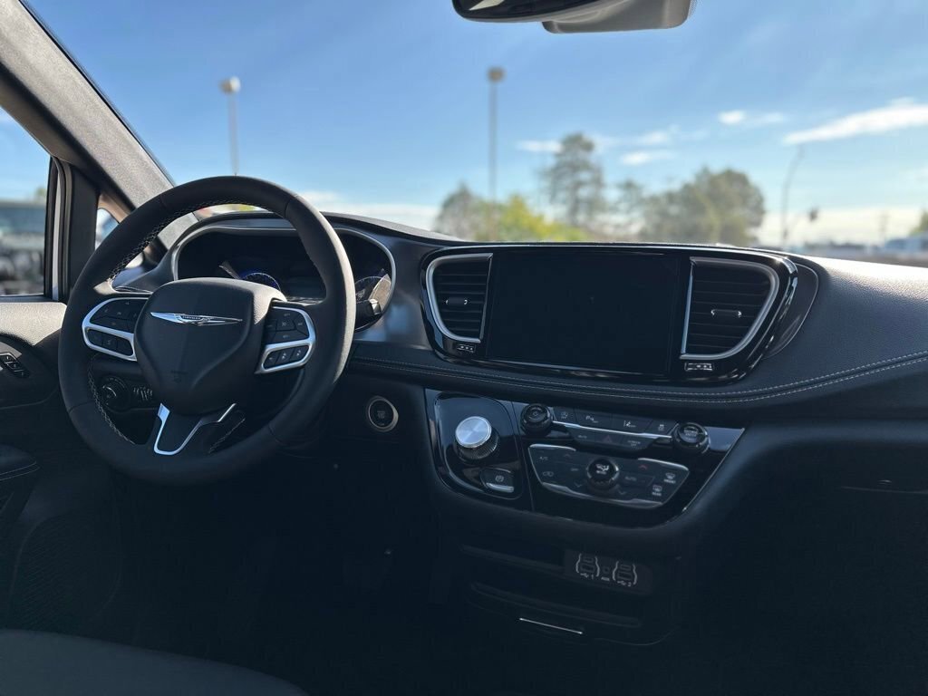 New 2025 Chrysler Pacifica Select image 16