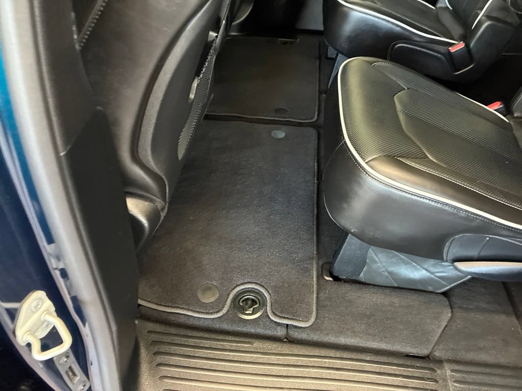 Certified 2025 Chrysler Pacifica Limited FWD image 18