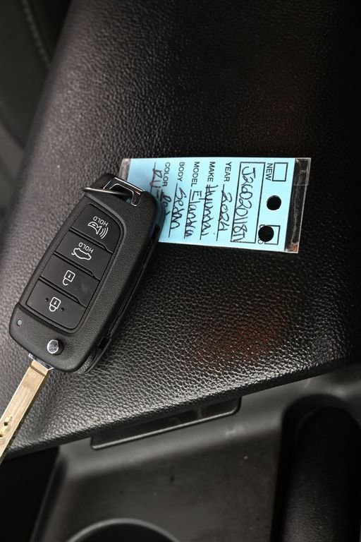 Used 2024 Hyundai Elantra SE FWD image 24