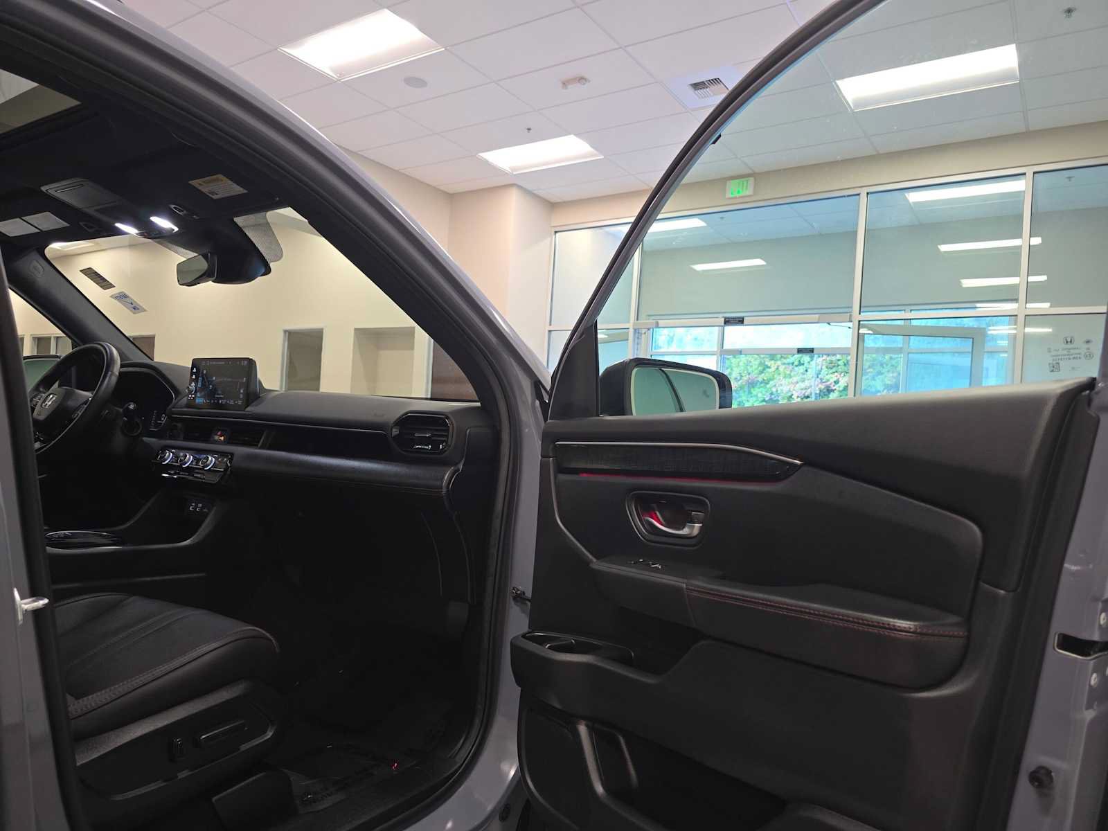 Used 2025 Honda Pilot Black Edition image 31