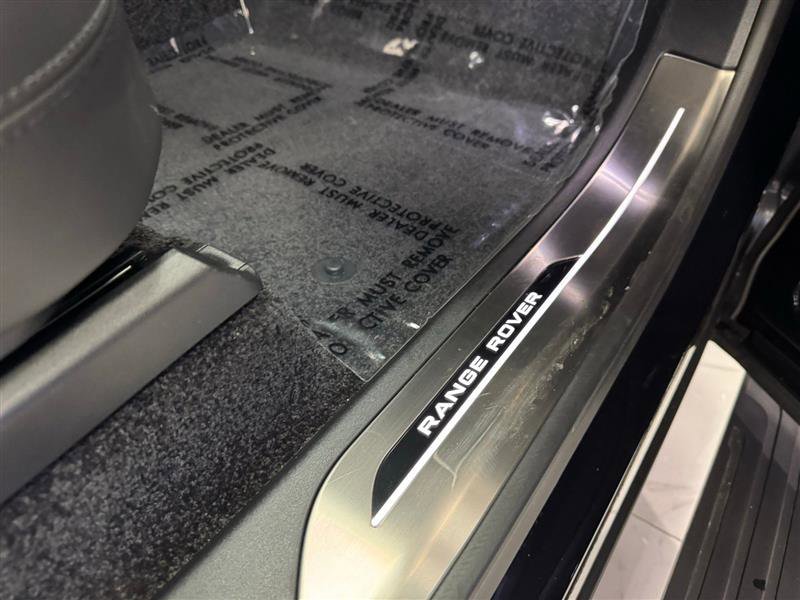 Used 2025 Land Rover Range Rover SE image 22