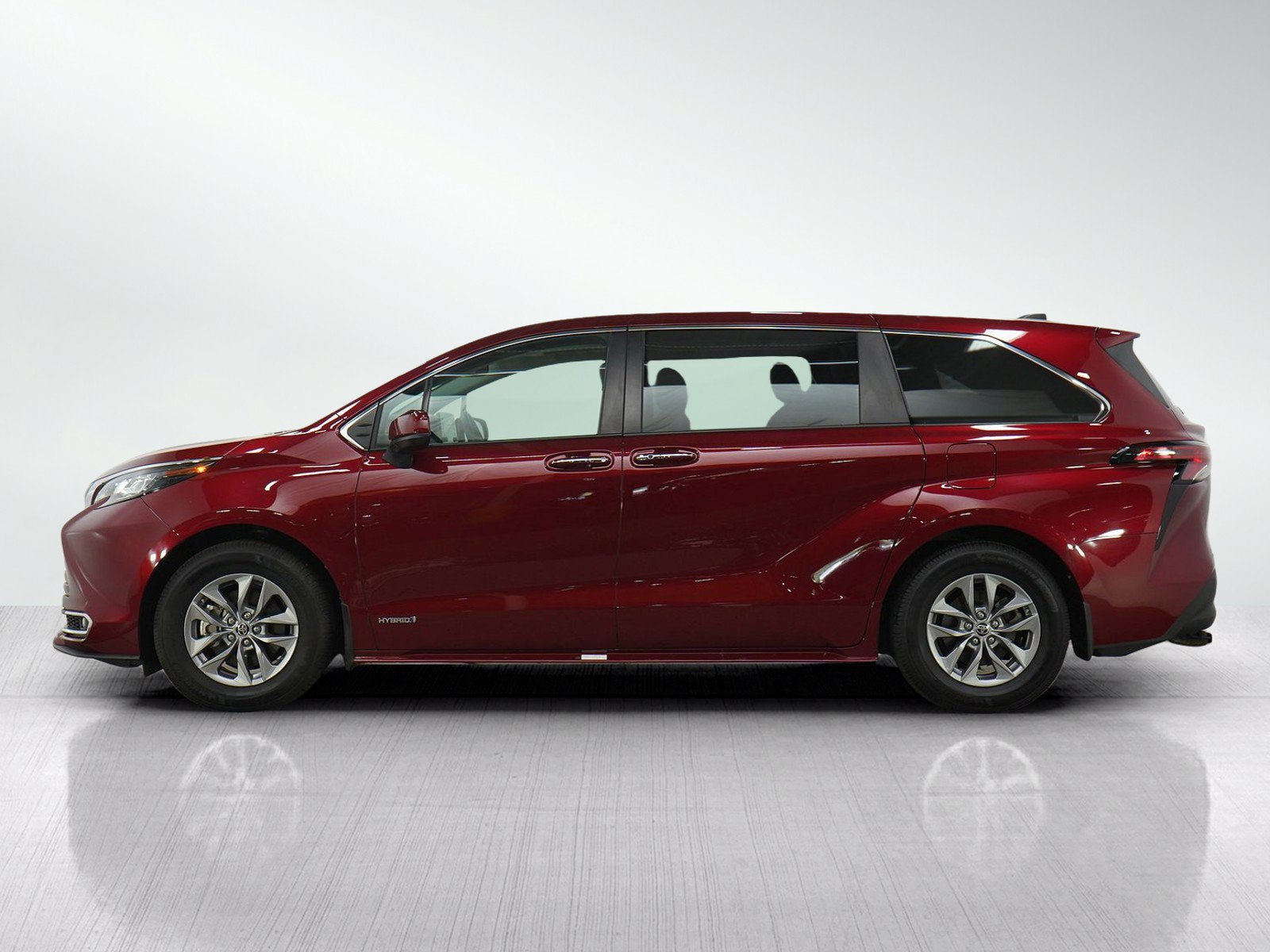 Used 2021 Toyota Sienna XLE AWD/4WD image 2
