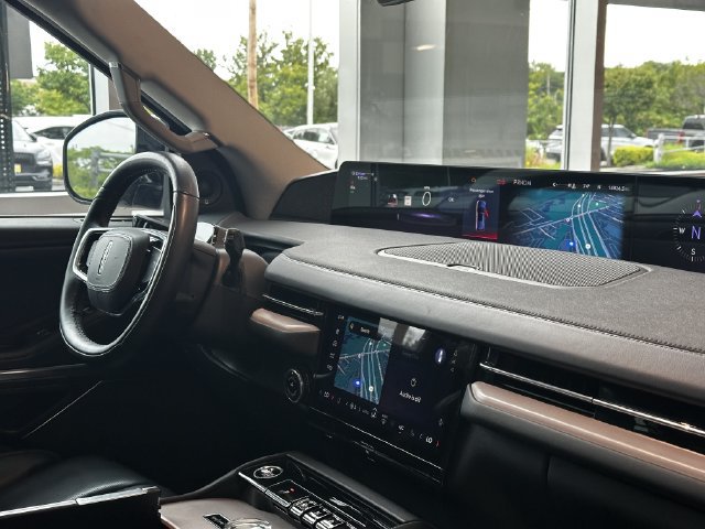 Certified 2025 Lincoln Navigator Reserve AWD/4WD image 32
