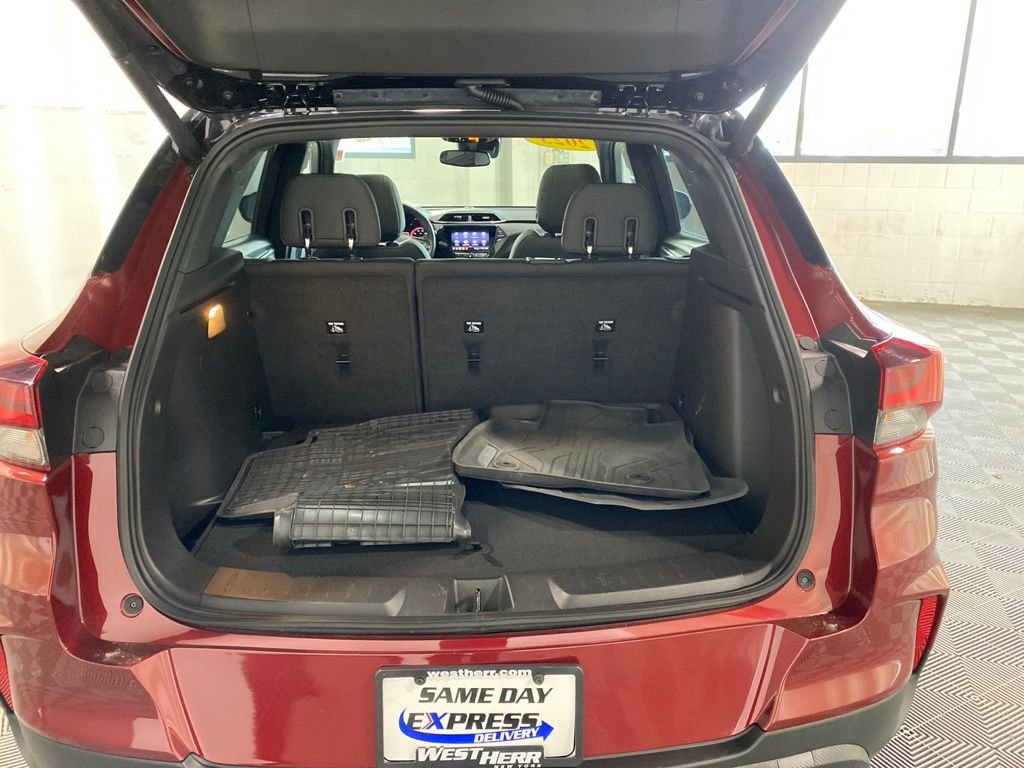 Used 2023 Chevrolet TrailBlazer RS w/ Sun and Liftgate Package FWD image 16